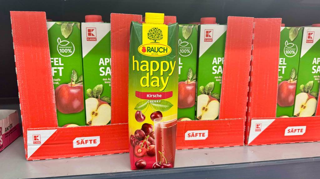 Getestet: Kirschsaft in einem Tetrapak befindet sich vor Kartons mit Apfelsaft in Tetrapaks.