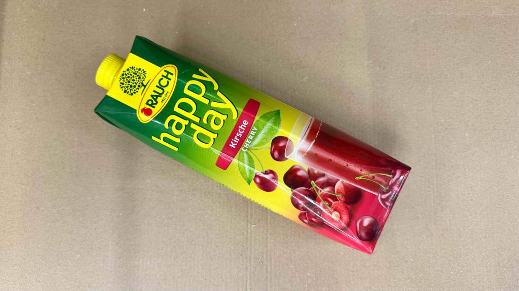 Im Test: Kirschsaft im Tetrapak liegt auf einem Karton.