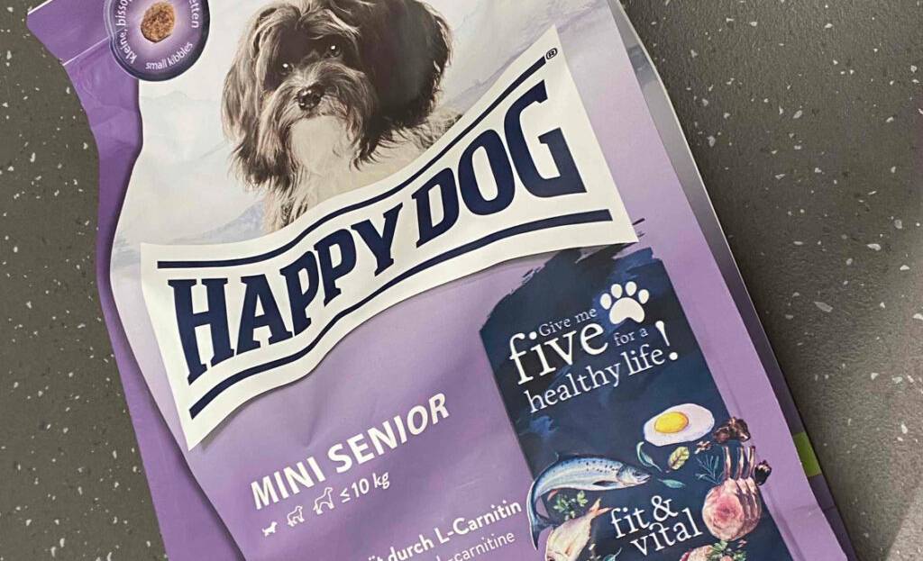 Detailansicht der wiederverschließbaren, violett-weißen Kunststoffverpackung mit Senior-Hundefutter im Test.