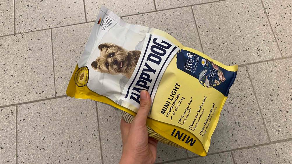 Happy-Dog-Trockenfutter getestet: Trockenfutter wird in Hand gehalten.