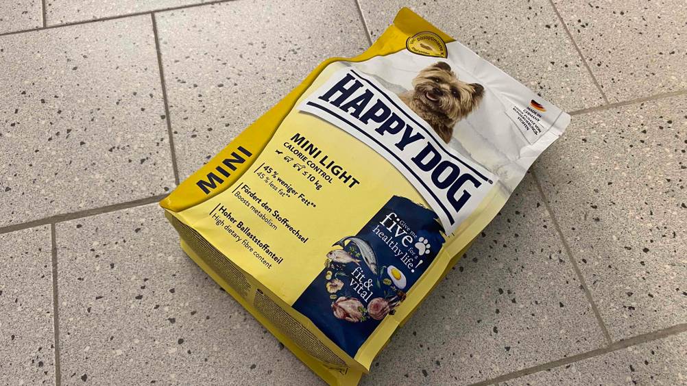 Auf der Verpackung des getesteten Happy-Dog-Trockenfutters ist ein Hund abgebildet.