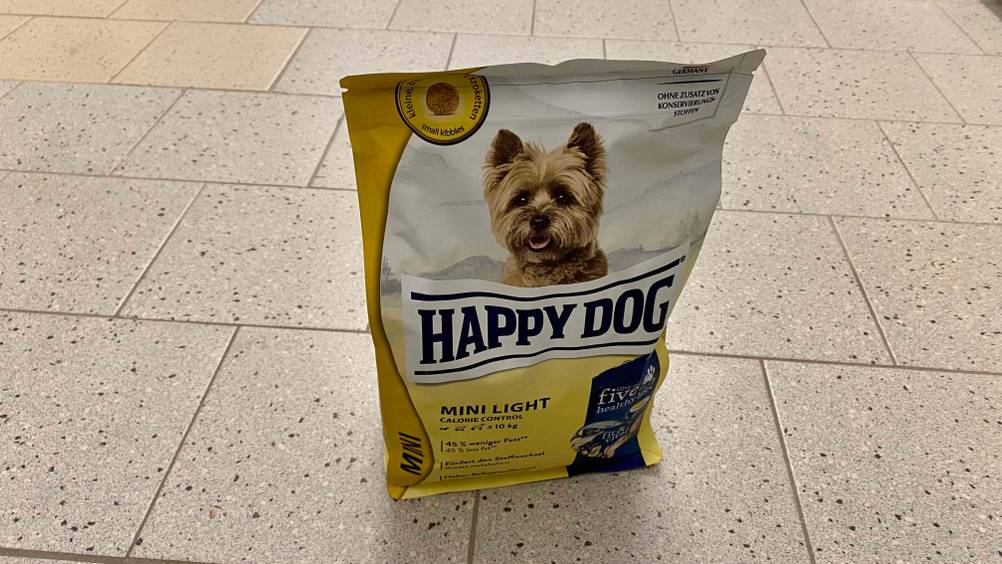 Happy-Dog-Trockenfutter im Test: Trockenfutter steht auf Fliesenboden.