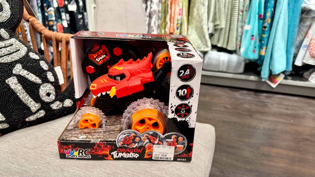 Ein RC-Monstertruck steht zum testen auf einem weißen Polster.