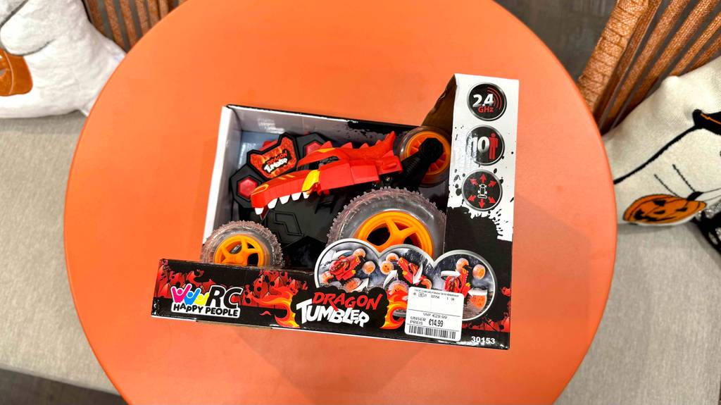 Im Test: Blick von oben auf einen RC-Monstertruck in Originalpackung.