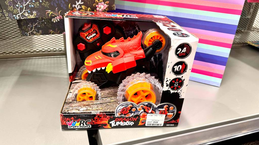 Auf der Originalpackung eines RC-Monstertrucks im Test stehen Informationen zu den Funktionen.