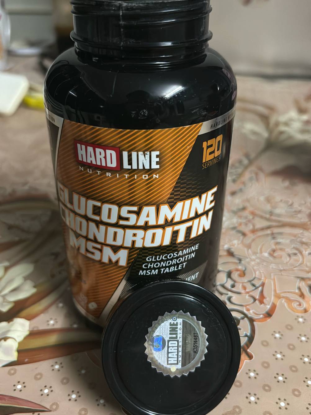 Glucosamin im Test: Der Deckel liegt vor einer geöffneten Flasche.