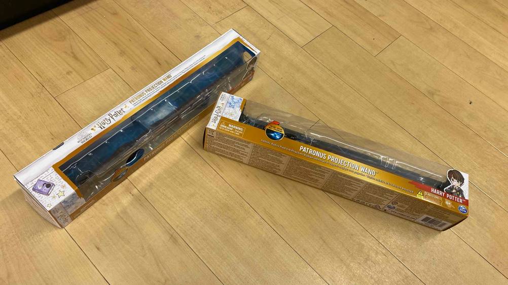 Zwei getestete Harry-Potter-Zauberstäbe befinden sich verpackt auf dem Boden.