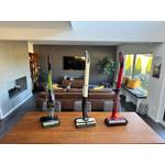 Drei Hartbodenreiniger stehen nebeneinander auf einem Tisch