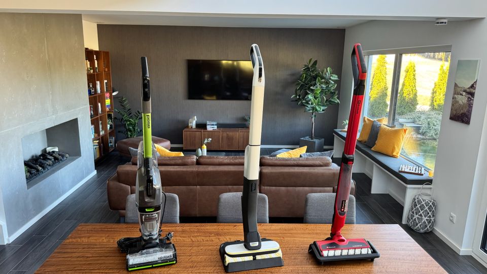 Drei Hartbodenreiniger stehen nebeneinander auf einem Tisch