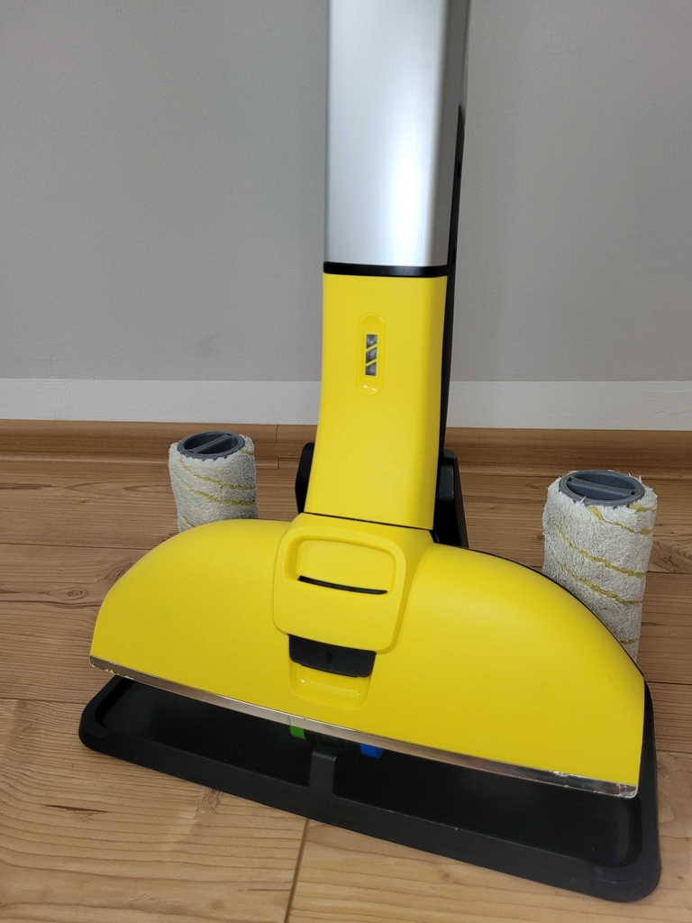 Wischteil eines Kärcher Hartbodenreinigers steht auf dem Boden.