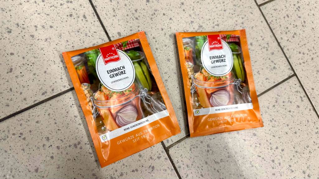 Hartkorn-Gewürze getestet: Zwei Packungen liegen nebeneinander auf einem Fliesenboden.