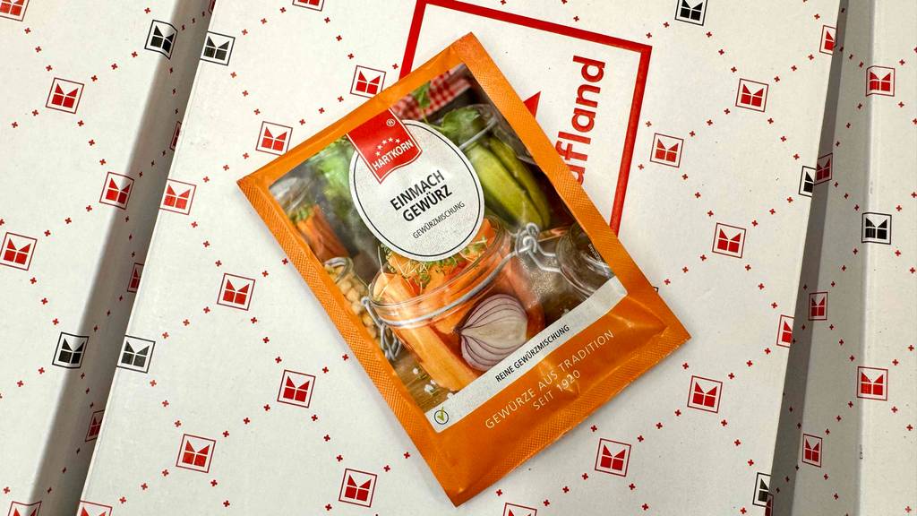 Hartkorn-Gewürze im Test: Eine Packung mit Einmach-Gewürz liegt auf Fliesen.