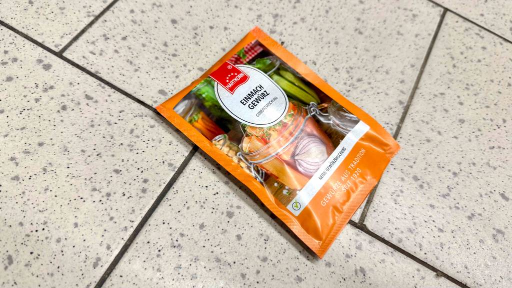 Eine Packung von getesteten Hartkorn-Gewürzen liegt auf einem Fliesenboden.