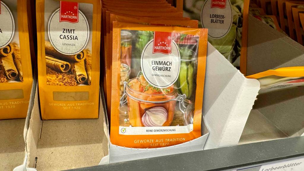 Hartkorn-Gewürze im Test: Mehrere verschiedene Gewürzpackungen stehen neben- und hintereinander in einem Regal.