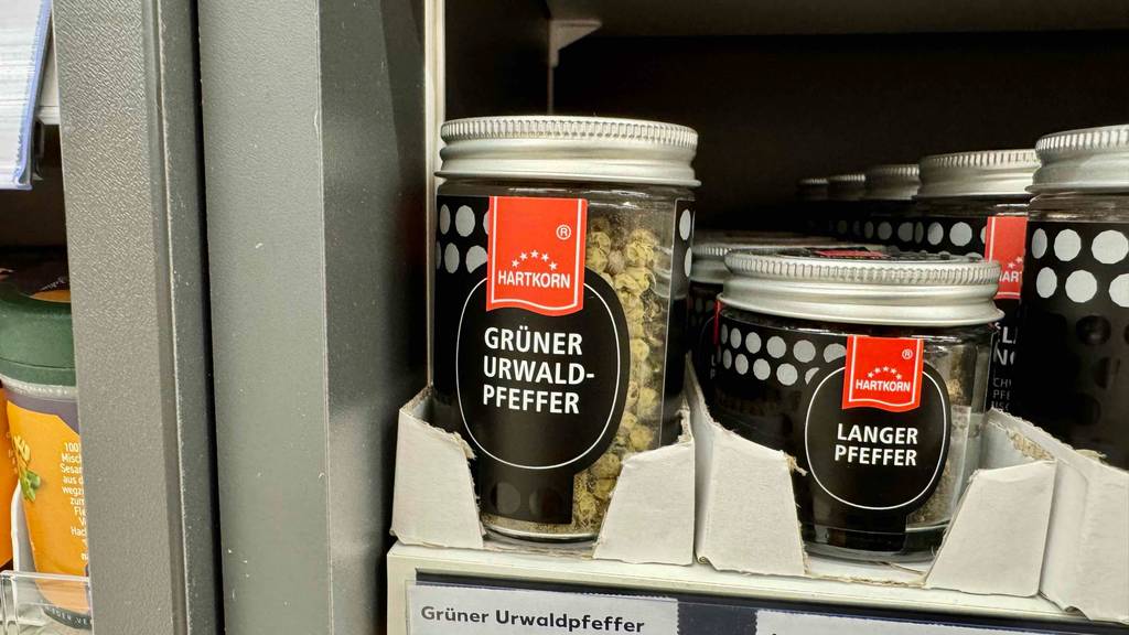 Getestet: Grüner Pfeffer in der Glasdose steht in einem Verkaufsregal.