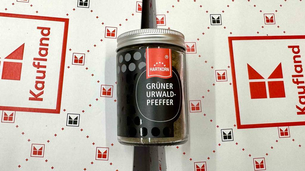 Grüner-Pfeffer im Test befindet sich in einer Glasdose auf Kaufland-Kartons.