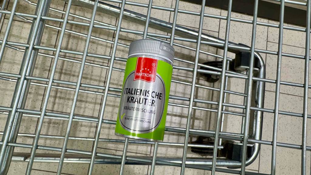 Test: Eine italienische Kräutermischung in der Dose liegt in einem Einkaufskorb.