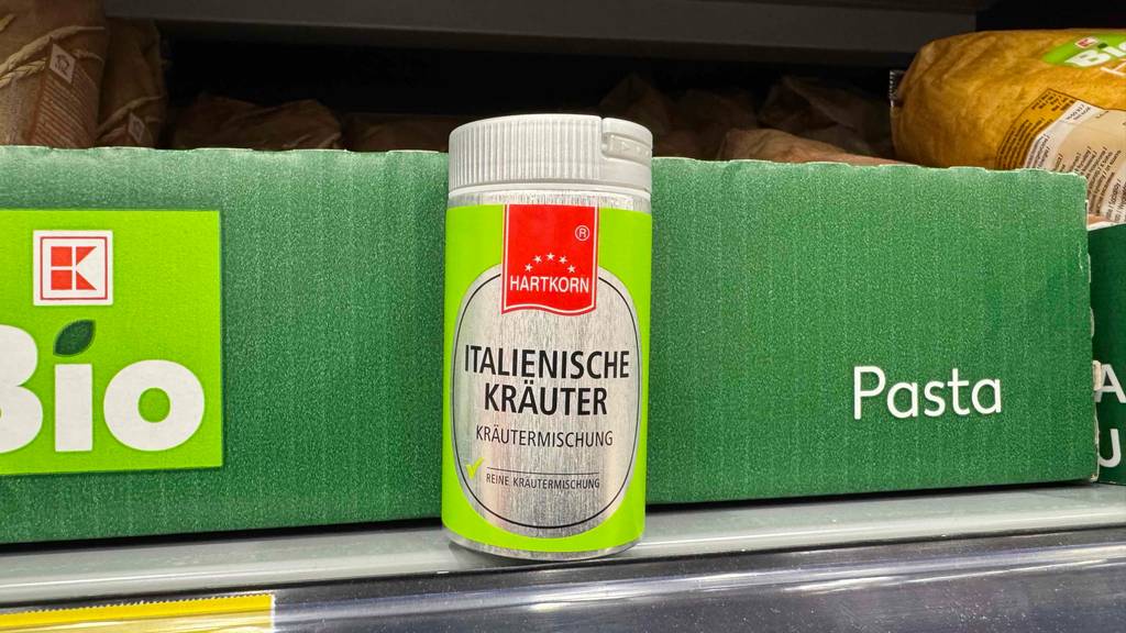 Getestet: Eine italienische Kräutermischung in der Dose steht auf einem Verkaufsregal mit Nudeln.