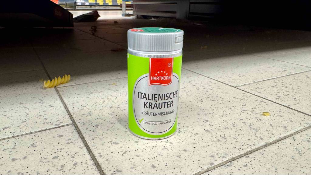 Im Test: Eine italienische Kräutermischung in der Dose steht auf dem Boden.