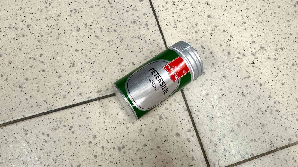 Getestet: Eine Dose Petersilie liegt schräg auf einem Fliesenboden.
