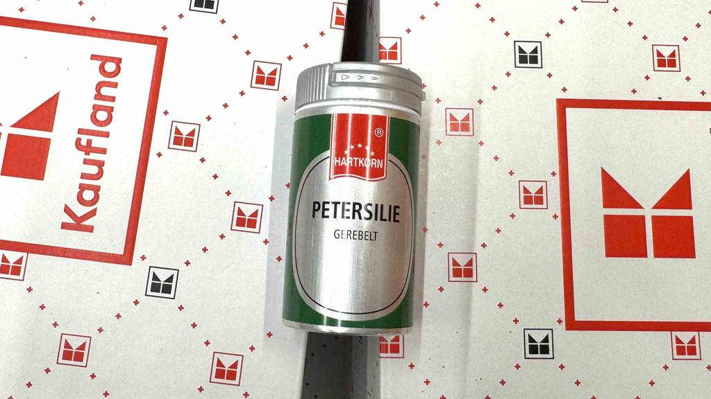 Eine Dose getestete Petersilie liegt zwischen zwei Kartons.