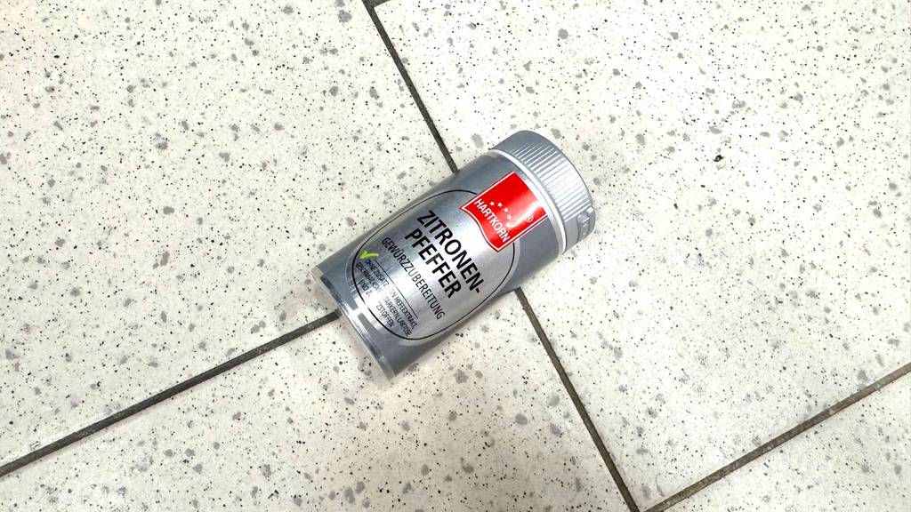 Zitronenpfeffer im Test befindet sich in einem Gewürzstreuer, der auf einem Fliesenboden liegt.