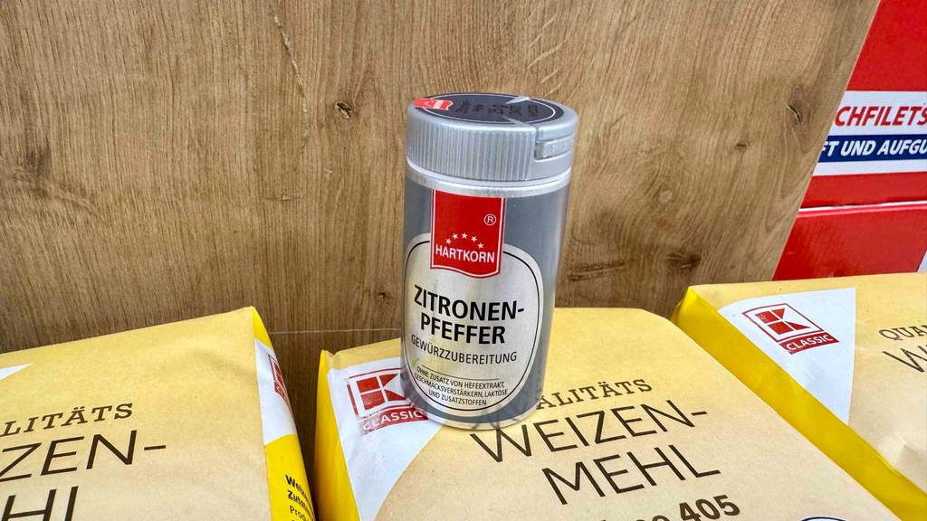Getesteter Zitronenpfeffer im Gewürzstreuer befindet sich auf einer Packung Weizenmehl.