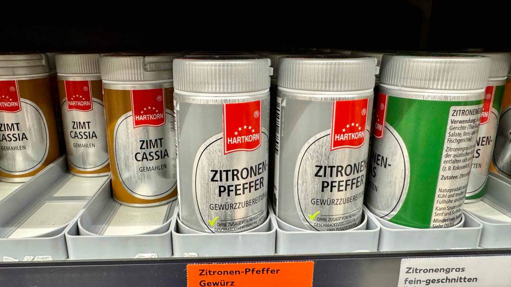 Im Test: Zitronenpfeffer in Gewürzstreuer auf einem Verkaufsregal neben weiteren Gewürzen.