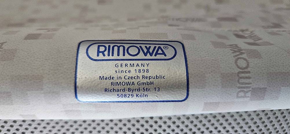 Innenraum von einem getesteten großen Hartschalenkoffer der Marke Rimowa. 