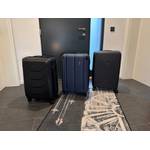 Drei Hartschalenkoffer stehen nebeneinander auf einem Teppich