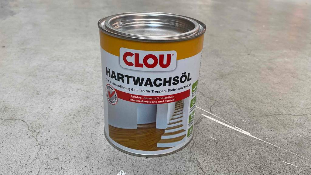 Hartwachsöl-Test. Dose mit Hartwachsöl steht auf grauem Untergrund.