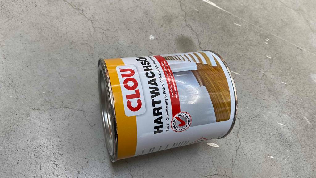 Hartwachsöl im Test: Dose mit Hartwachsöl liegt auf grauem Boden.