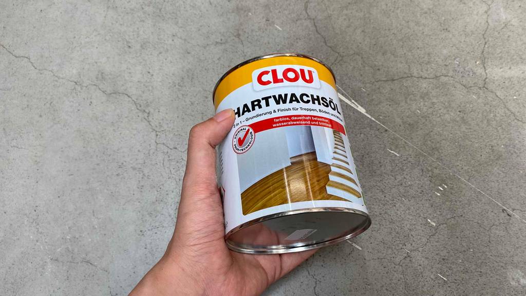 Hartwachsöl getestet: Dose mit Hartwachsöl wird in der Hand gehalten.