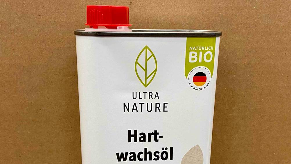 Hartwachsöl getestet: Nahaufnahme des Logos auf der Vorderseite der Verpackung.