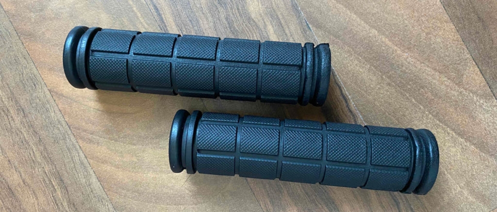 Die getesteten Fahrradgriffe liegen auf dem Tisch.