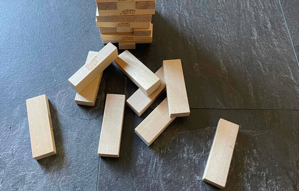 Detailansicht der Komponenten aus Holz eines getesteten Geschicklichkeitsspiels.