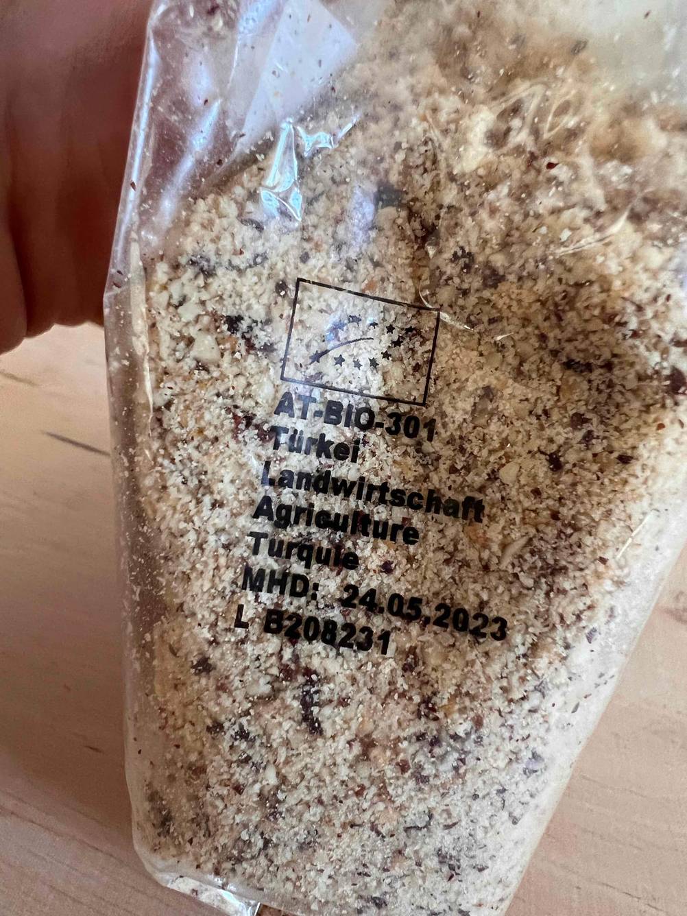 Getestet: Seitenansicht einer Packung Haselnüsse mit Informationen.