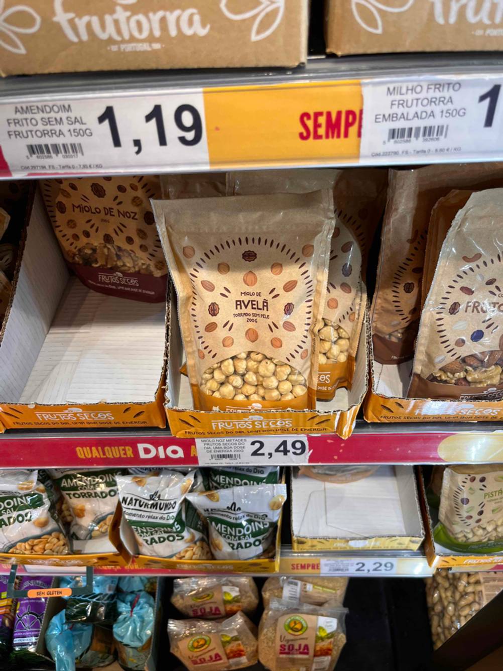 Haselnüsse getestet: Mehrere Packungen neben anderen Produkten im Regal.