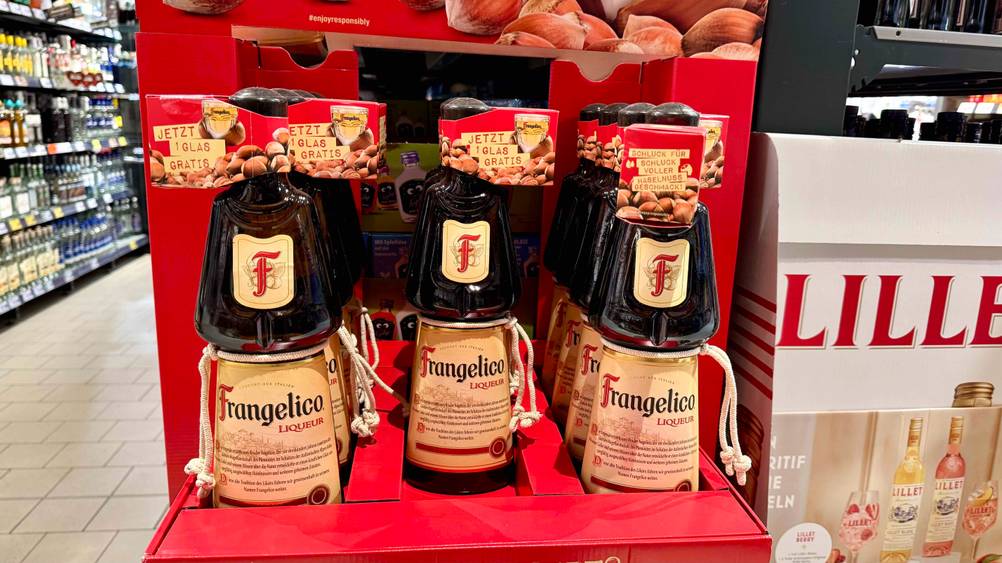 Mehrere Flaschen des getesteten Haselnusslikörs in einem Aufsteller in einem Verkaufsladen.