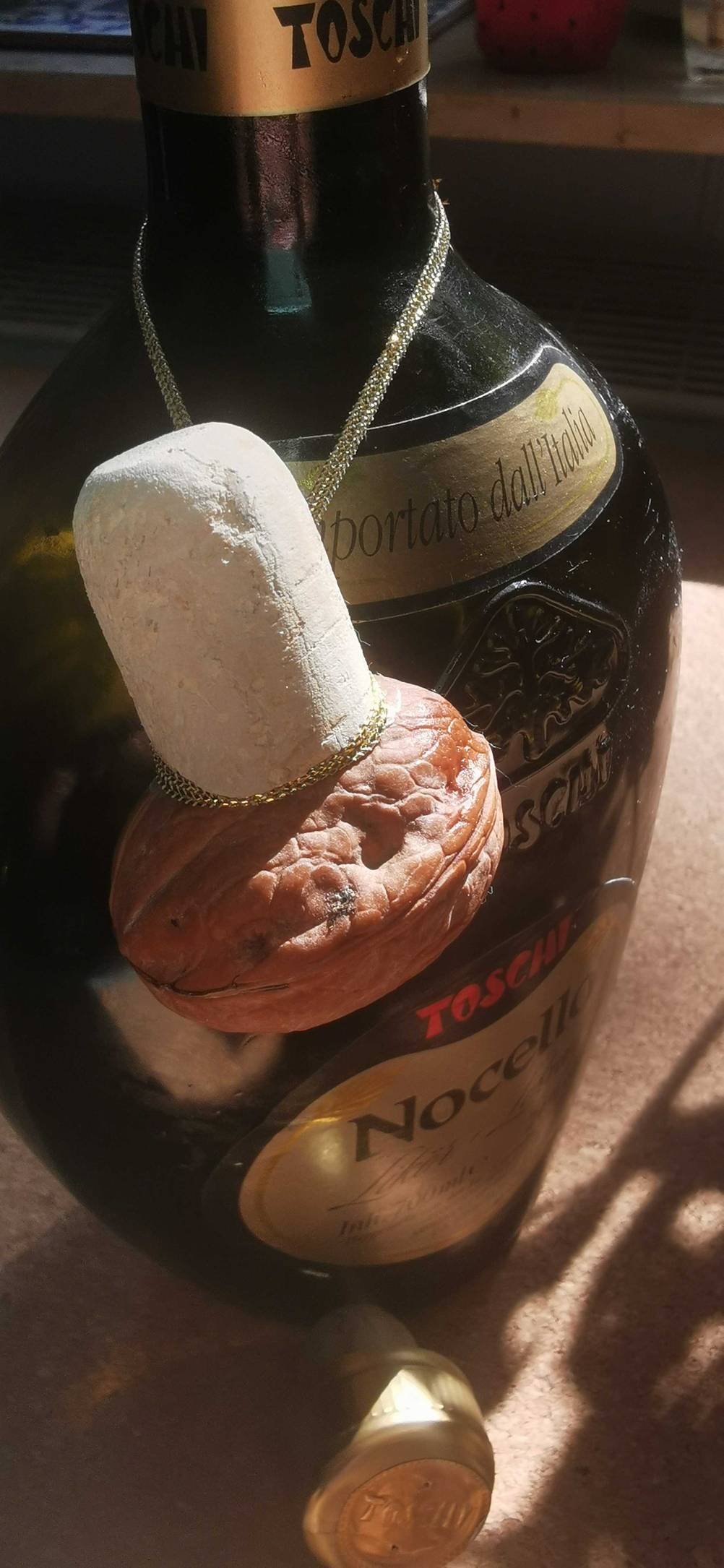 Im Test: Nahaufnahme des Korkens eines Haselnussschnapses, der an dem Flaschenhals hängt.