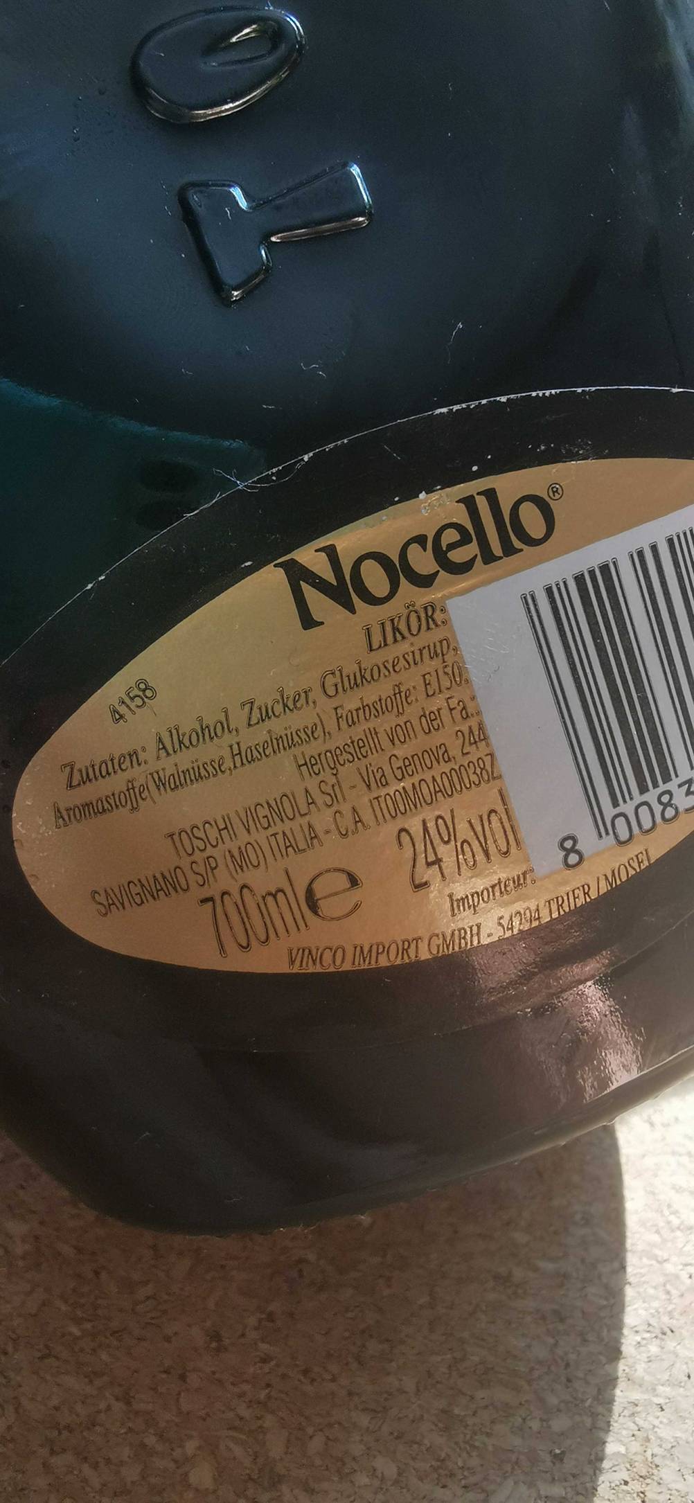 Haselnussschnaps geteste: Nahaufnahme des Labels auf der Rückseite mit Informationen.