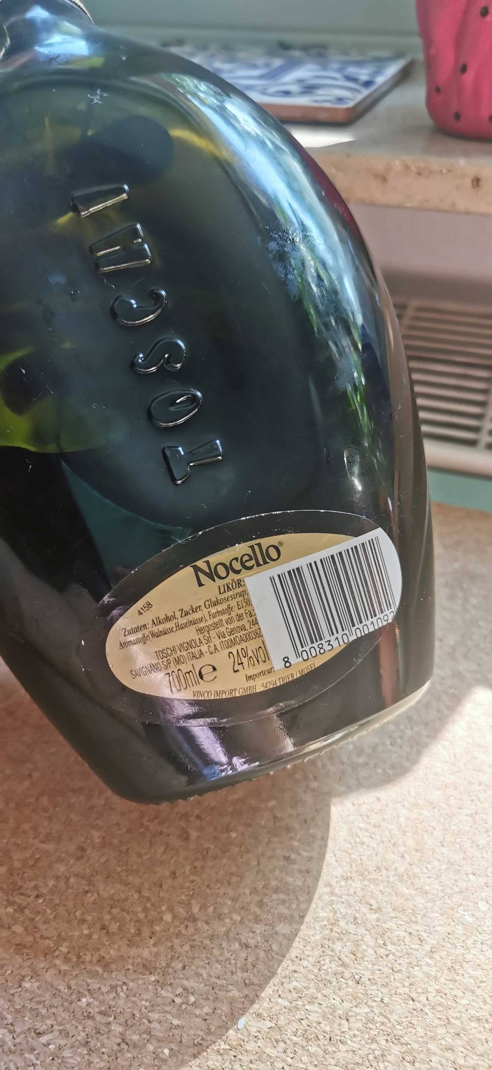 Rückseite einer Flasche des getesteten Haselnussschnaps.