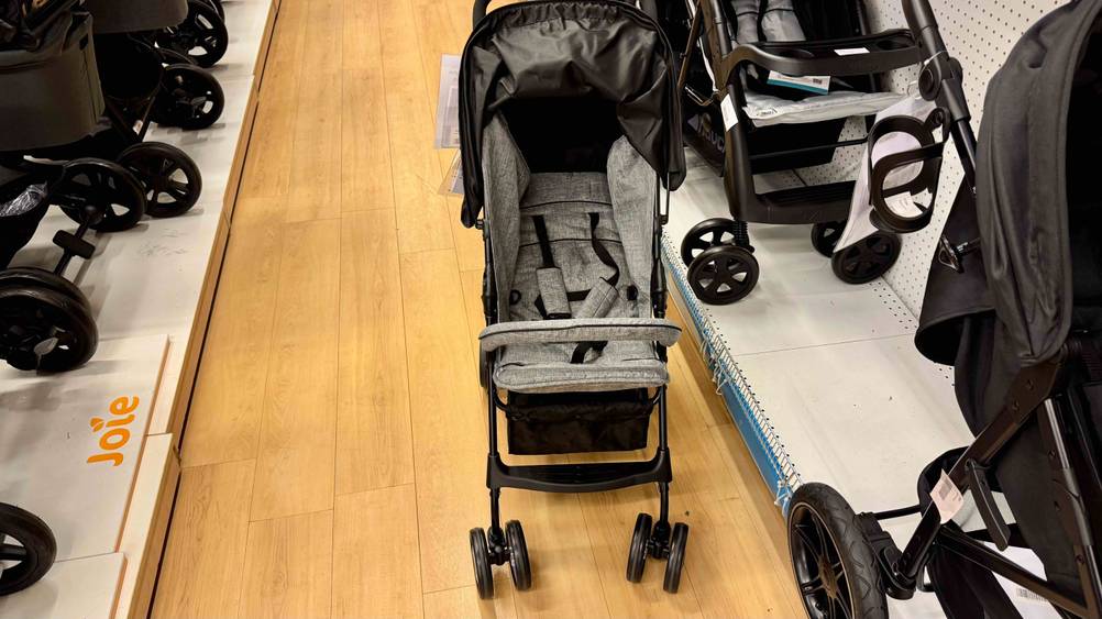 Ein getesteter Hauck-Kinderwagen von vorne in einem Verkaufsladen.