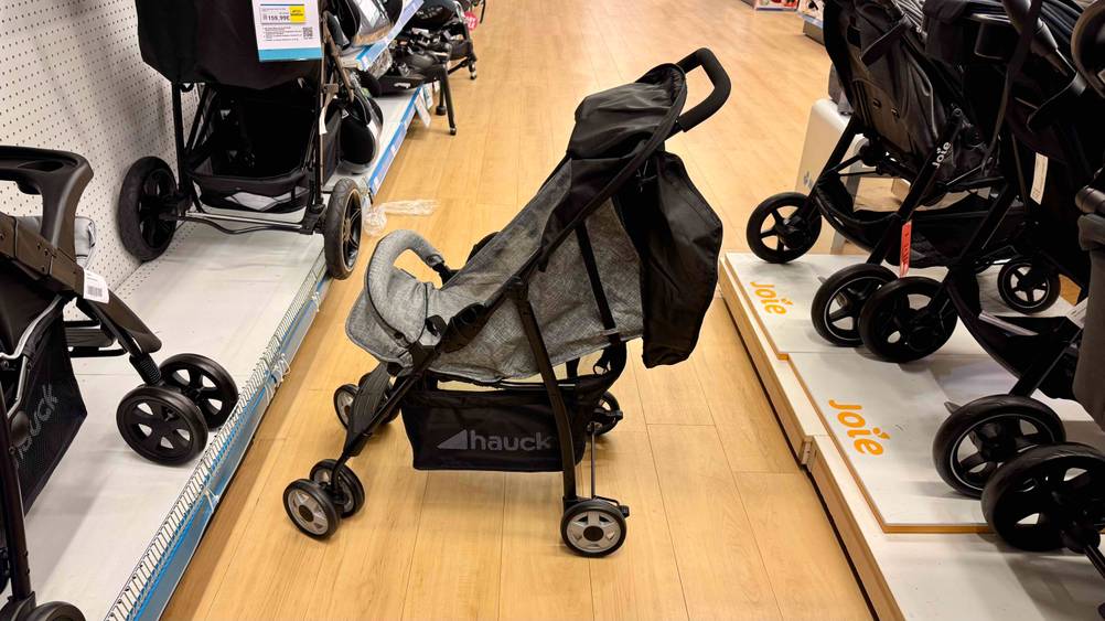 Seitenansicht eines Hauck-Kinderwagen im Test in einem Ladengang stehend.