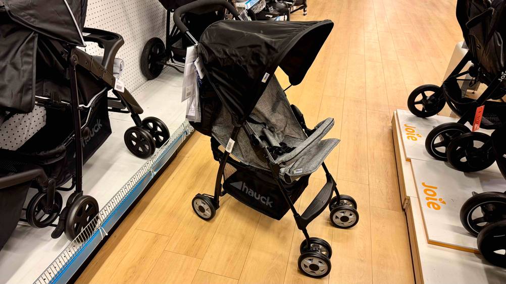 Getestet: Ein Hauck-Kinderwagen von der Seite in einem Verkaufsgang stehend.
