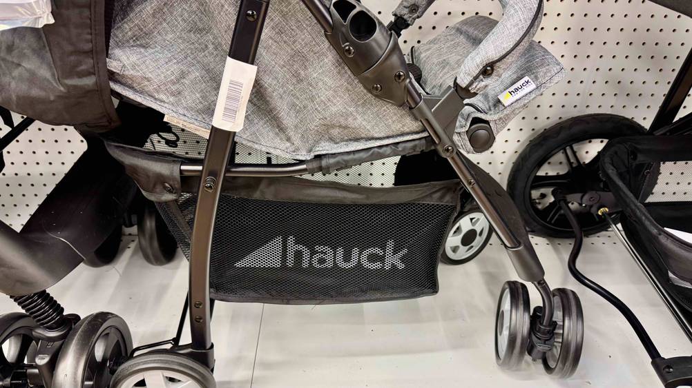 Hauck-Kinderwagen im Test: Nahaufnahme des Logos auf der Seite.