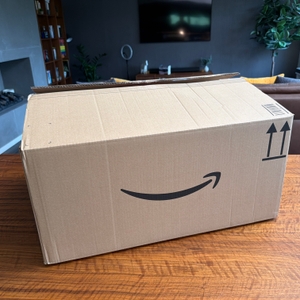 Der Karton des Hauptstadtkoffers Mitte steht auf einem Tisch.