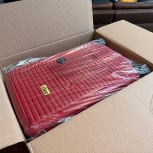 Der geöffnete Karton des Hauptstadtkoffers Mitte von oben.