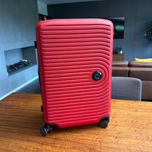 Der Hauptstadtkoffer Mitte steht auf einem Holztisch.