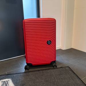 Der Hauptstadtkoffer Mitte steht auf einem Fliesenboden.